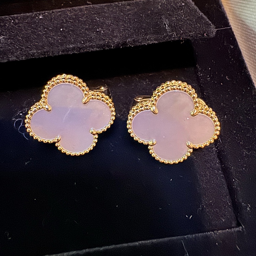 Van Cleef & Arpels Alhambra
Earrings K18YG Mother of Pearl Earrings